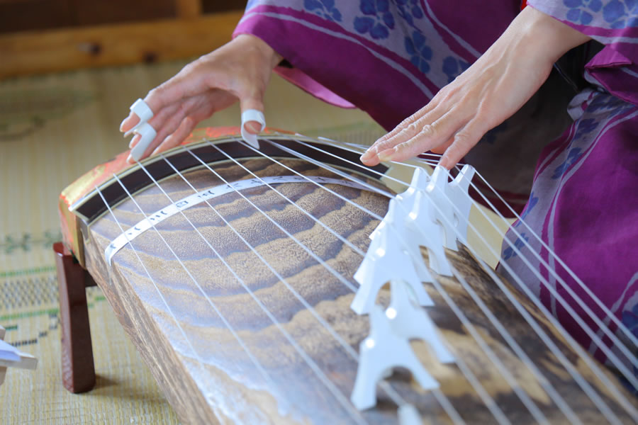着物を着て、日本伝統のお琴でさくらさくらを弾いて見よう！